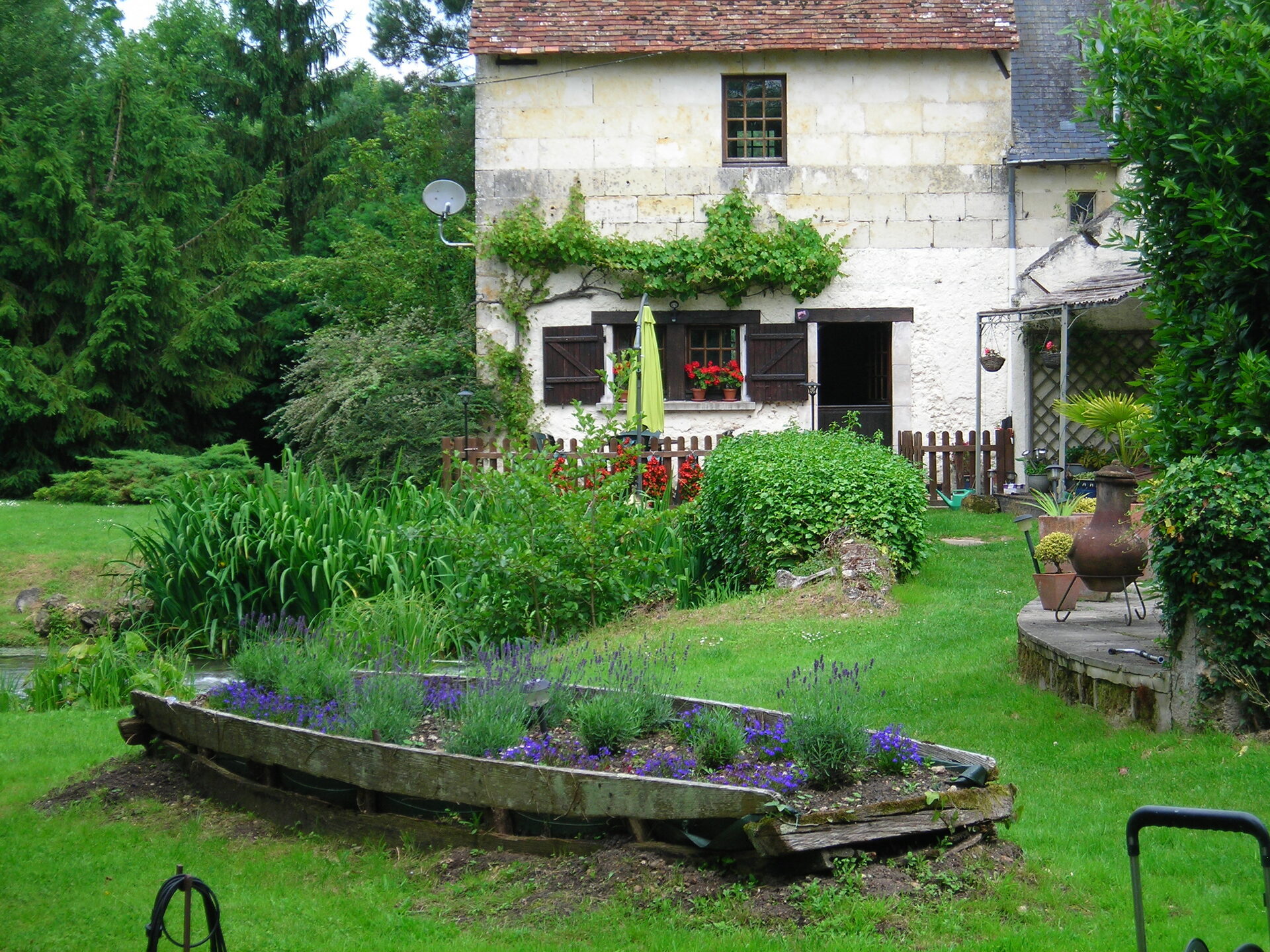 Old boat garden